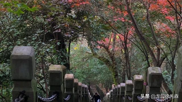 它與蘇仙嶺齊名，也位于湖南郴州，是個山清水秀，環境清幽的寶地