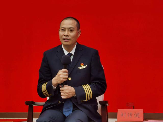 今天才明白，为什么当年大家那样称颂“英雄机长”刘传健