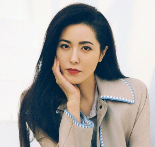 让大家见识到她的风采,之后凭借《理发师》拿到最佳女演员的殊荣.