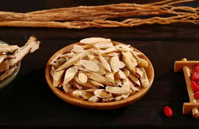 经常喝黄芪水，人为什么会变瘦？注意：黄芪水的副作用不可忽视