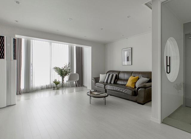 95㎡花了20万简装,铺个地砖刷个白墙,一人居住足够幸福了_装修建材