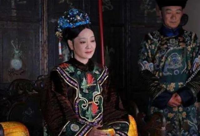 与康熙合葬的5个女人分别是谁？4个是皇后，还有1个是硬塞进去的