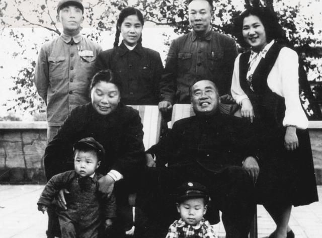 毛岸英收到陌生来信，称自己找父亲，毛主席立刻反应：朱德的千金