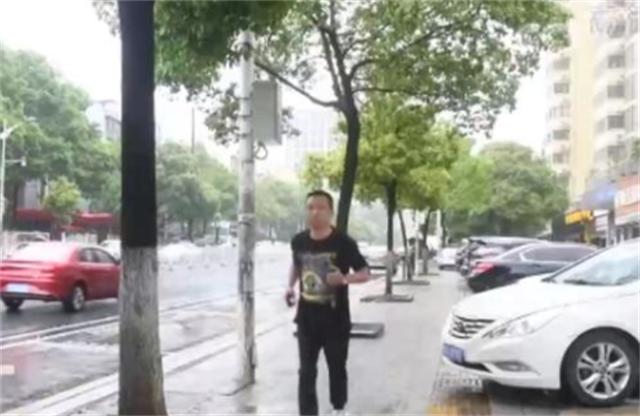 姚志刚：辞去银行行长自主创业，亏损230万后却因送外卖走红