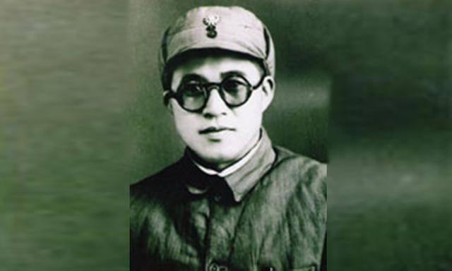 王建安和江青同桌吃饭，服务员端上红烧肉，王建安指出：不能总吃
