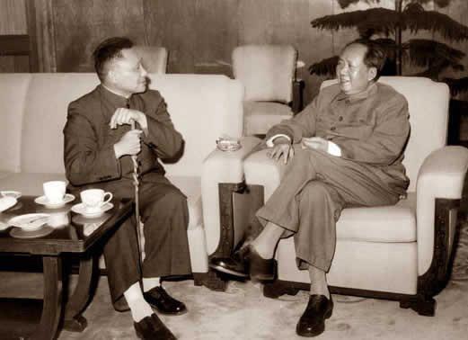 80年记者问邓小平：天安门毛主席像是否永远保留？邓小平如何作答