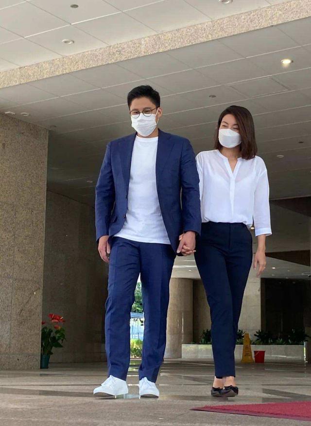 香港感染超40万人，霍启刚郭晶晶上街当志愿者，却被批评是在作秀