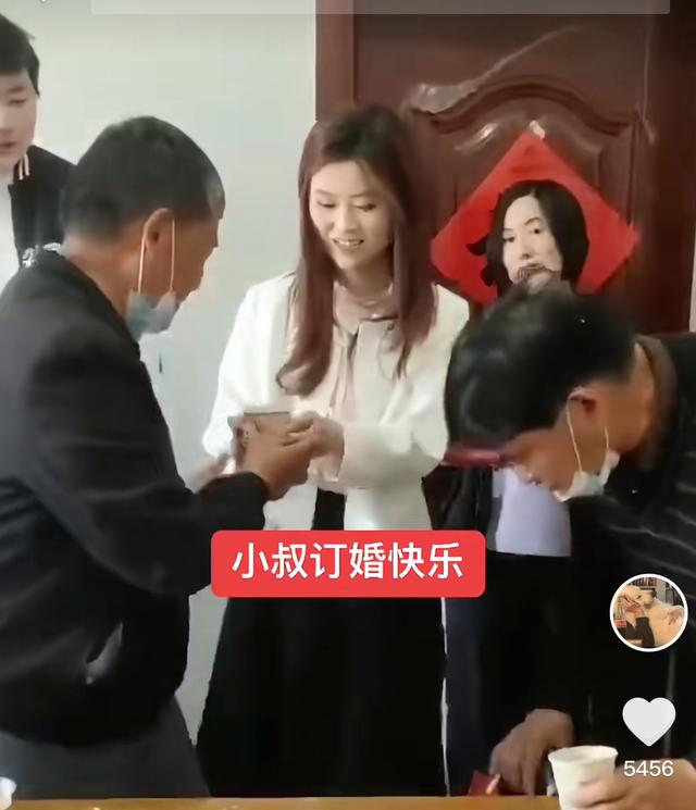 朱单伟订婚后首次直播，亲侄子侄媳出镜爆料：他为了婚礼积极瘦身