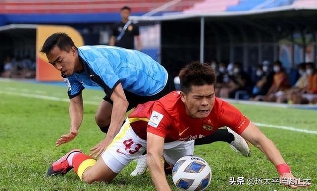 彻底摆烂！曝广州队球员内心崩溃，被教练国骂问候，只想早点回家