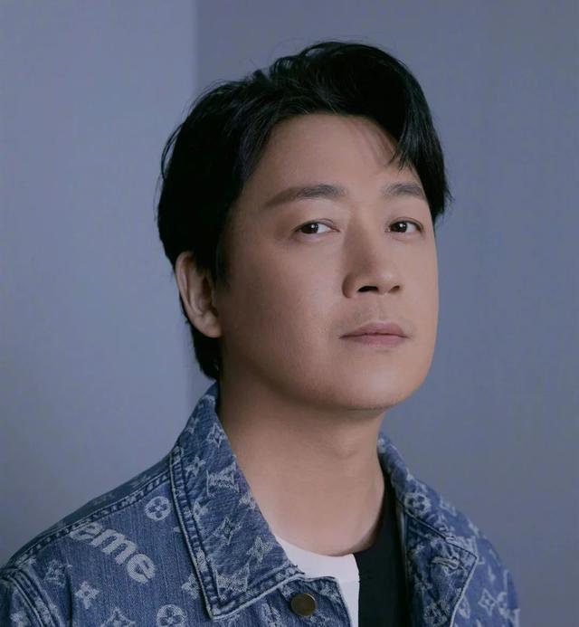 潘粤明的“反击”：丑陋婚变沦为过街老鼠，铮铮铁骨上演逆天改命