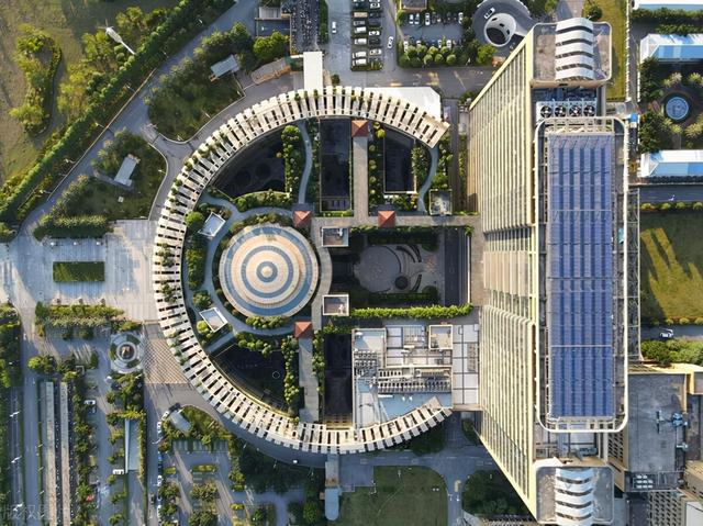 南甯一醫院，院內建築奇葩像馬桶，看過的人都稱：設計師腦洞真大
