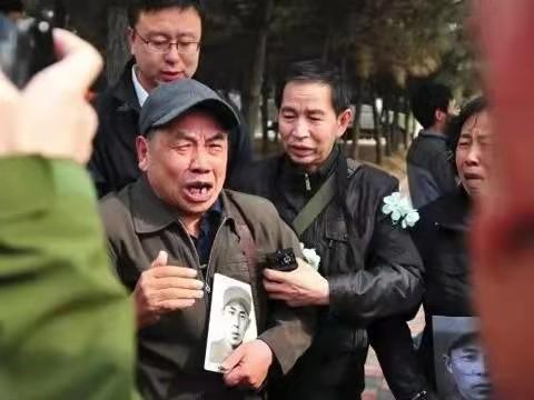 1954年，河南一清洁工的身份暴露，被送到北京，成为伟人座上宾