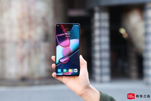 极客简报苹果明年能否一枝独秀；小米 12 新旗舰有些面熟