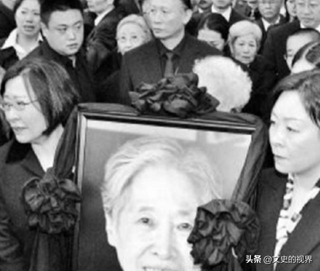 王光美的追悼会上，来了两位特殊的人，刘源将军看到以后泣不成声