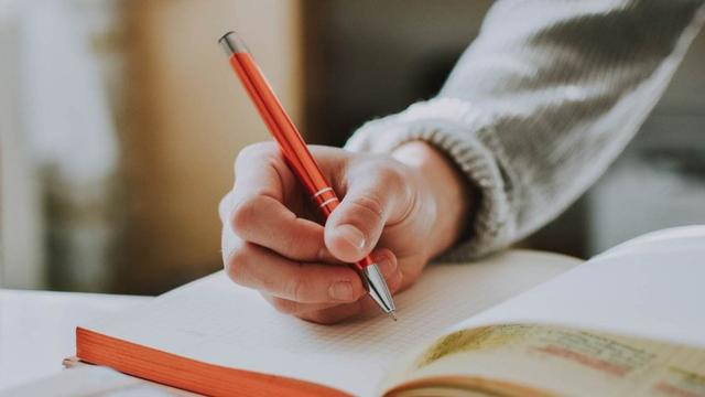 优秀作文《在孤独中盛大》，开头艳羡同学，标题字体结构值60分