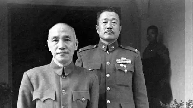 老蒋：你说郭汝瑰是地下党，证据呢？杜聿明：他家沙发有补丁