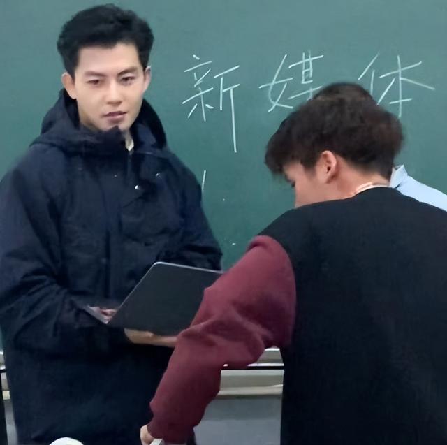 “想做就放手去做”，高校帅气男老师说出经验之谈，网友却不买账