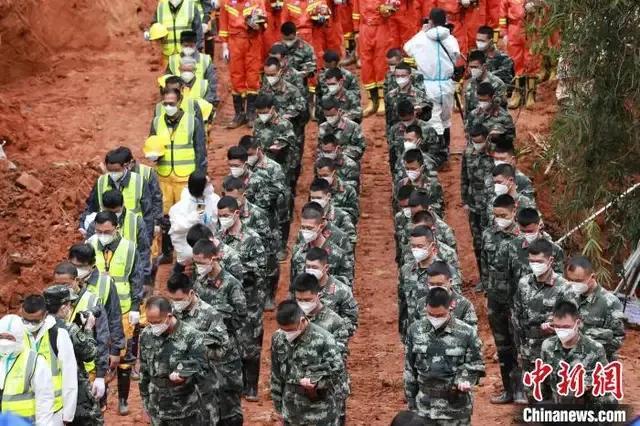 东航空难挖掘现场，每一个镜头都能触动心酸与泪水