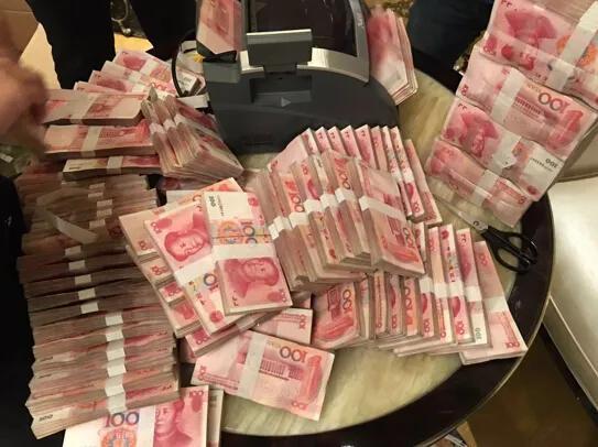 如果把一个亿存进银行，光靠利息可以过上什么样的生活？