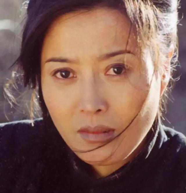 在电影《夺印》中,胡敏英扮演地主婆"烂菜花",戏份不多,可表现力却