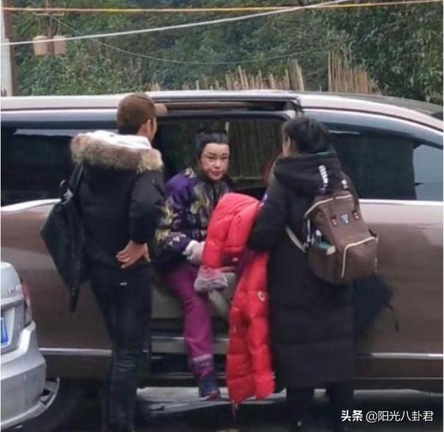 69岁刘晓庆做核酸检测狂卖萌，化浓妆开十级美颜，面容僵硬好吓人