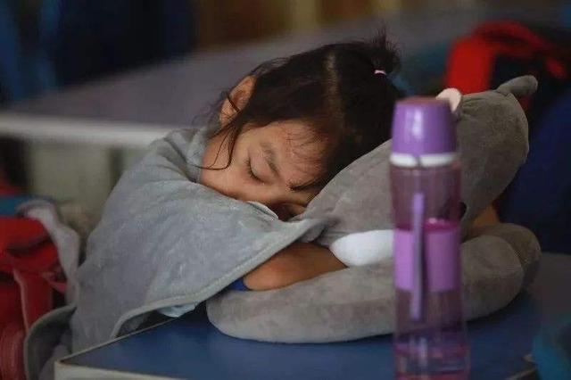 中小学生到校时间延后，“睡眠令”得到落实，家长们却有了新烦恼