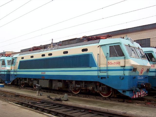 电力机车基础上研制的系列化产品,同时吸收了韶山6b型电力机车的经验