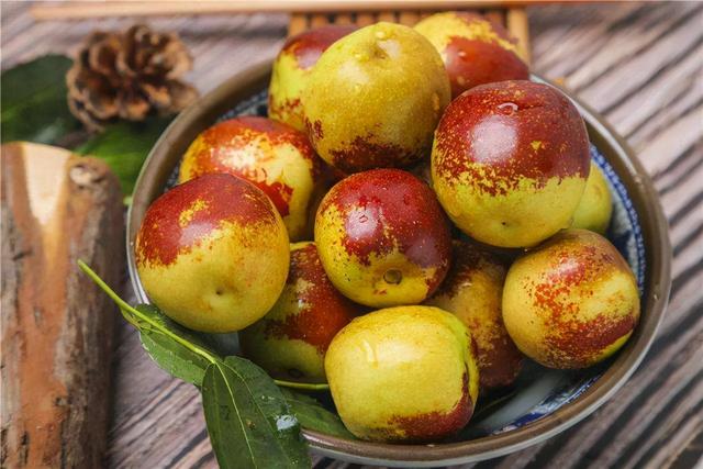 胃不好的人，医生提醒：这4种水果，喜欢也尽量少去吃