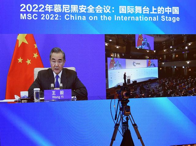 乌东冲突第一滴血，自编自导？王毅直接点名北约，为乌克兰开药方