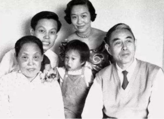 杨振宁见到杜聿明时称杜先生好，周总理笑了笑说：该叫岳父