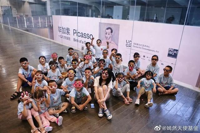 没被唇腭裂毁掉！作品价值百万，闺蜜个个大牌，李嫣如何做到的？