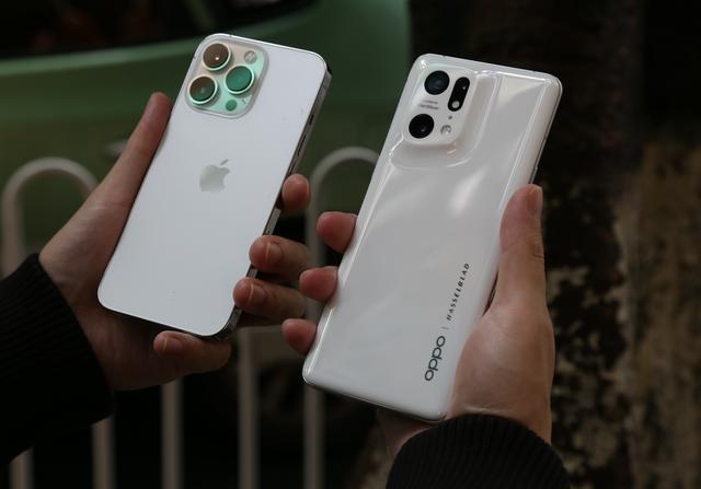 不忍了！iPhone设计问题被吐槽，网友拿国产旗舰对苹果开炮