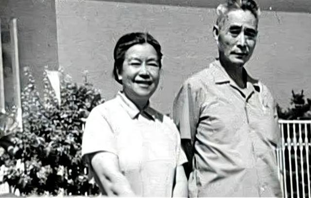 苦等27年黄维终于获特赦，夫妻团聚后他一声“滚”，妻子投河自尽