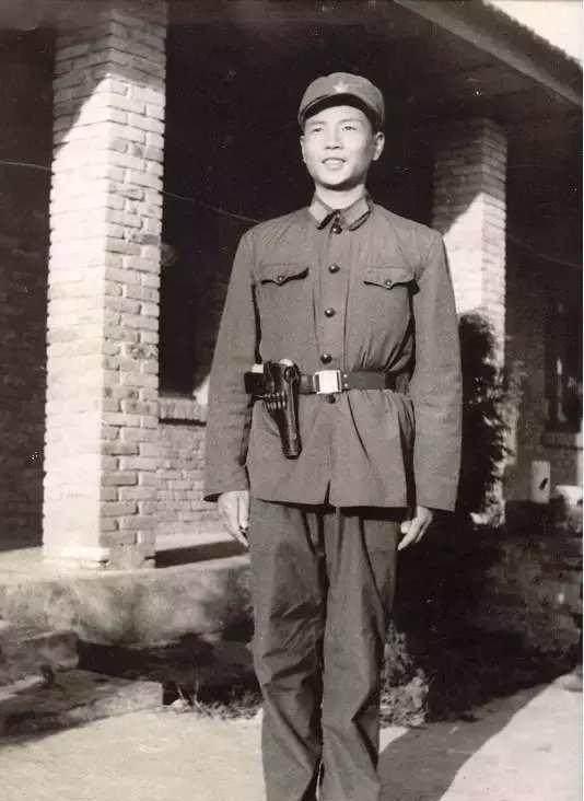 18岁新兵牺牲在老山前线，母亲一夜白头，扶碑痛哭：儿啊，娘来了