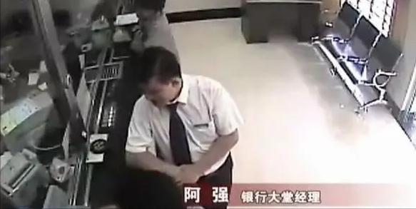 2013年老人病重，银行却逼他亲自来取款，家属将其抬进银行后猝死