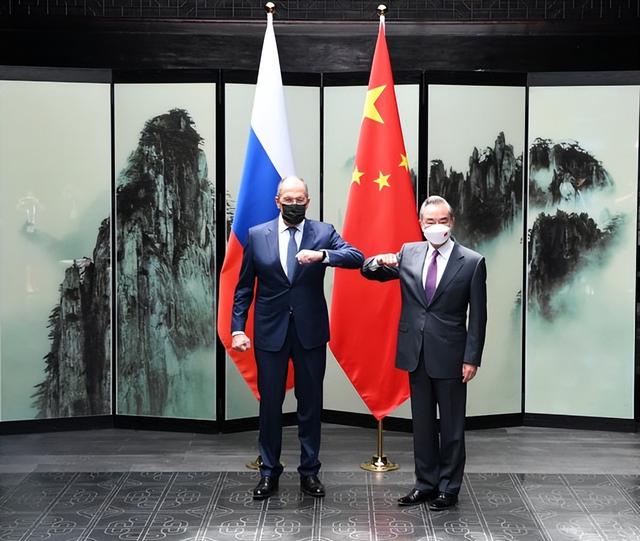 中俄外长会面后，中国强势发声，俄乌冲突之下，中美俄首次当面谈