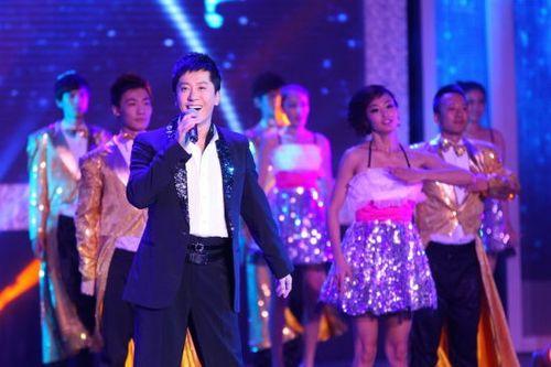 52岁毛宁商演捞金，搂富婆深情对唱，互动卖力被质疑整容
