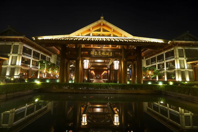 廣東旅行，發現一座禅修酒店，造型像古代宮殿，建築大有來頭
