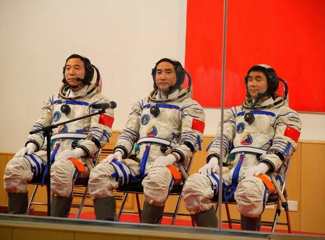 翟志刚回忆“太空漫步”：地球在空中悬着，真怕它飘跑了