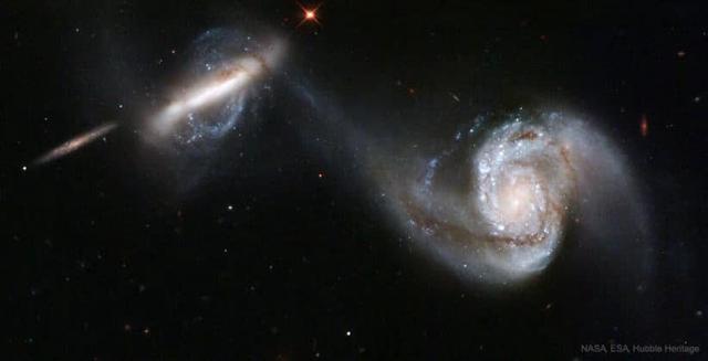 宇宙奇观——三重银河合并