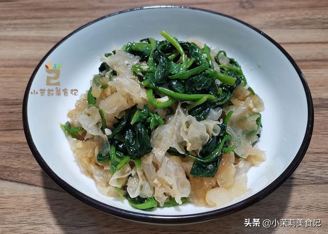 早春尝鲜多吃菠菜，叶酸含量高，简单一拌就很香，家人爱吃身体好