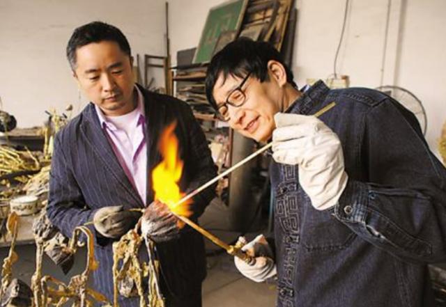 ​76歲杭州大爺熔銅280噸，給雷峰塔披上彩衣，千年只腐蝕1毫米