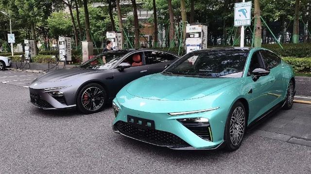 30万级新能源轿跑！哪吒S“剪刀门”版实车曝光：最大续航1100km