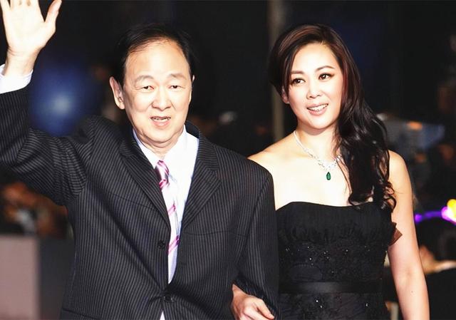 王羽因呼吸衰竭离世！女儿王馨平买不到机票，未能见父亲最后一面