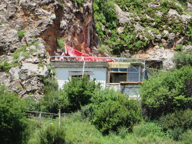 藏在懸崖上的寺廟，1300多年曆史，如今成小衆景點