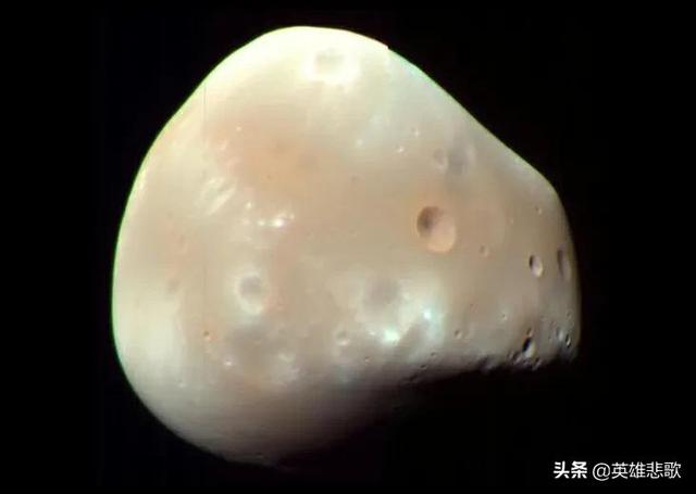 地球只有一颗卫星，而火星比地球小很多却有两颗卫星，这是为何？