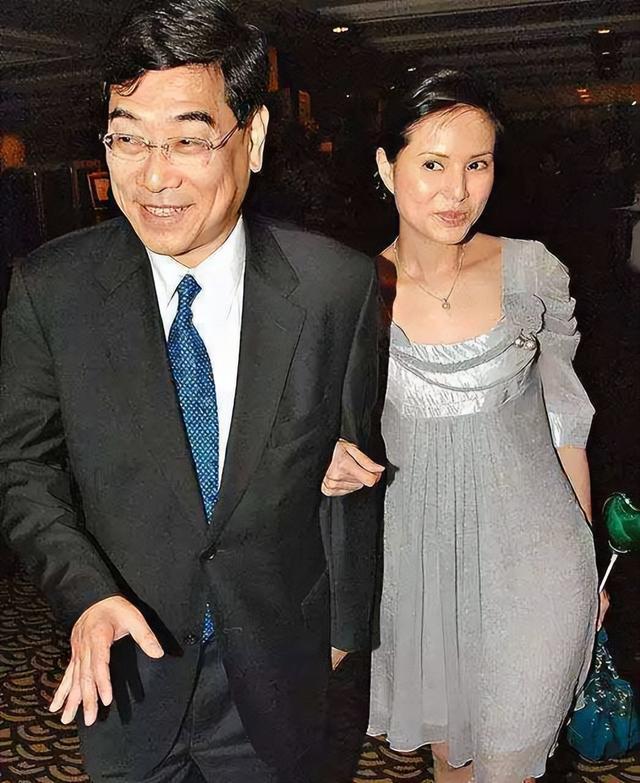 母女隔空互动！55岁李若彤直播间连线母亲，被指继承对方美貌