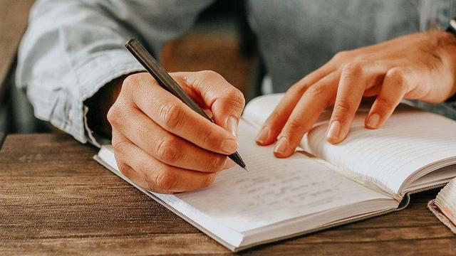 优秀作文《在孤独中盛大》，开头艳羡同学，标题字体结构值60分