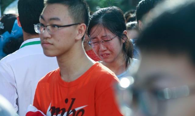 孩子，别在意别人的眼光，牛人没空注意你，嘲笑你的是拉你下马