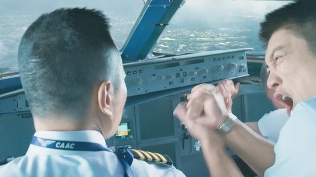 飞机万米高空玻璃爆裂,副机吸出窗外,机长34分钟迫降128人!催泪片